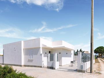 Detached villa with air conditioning