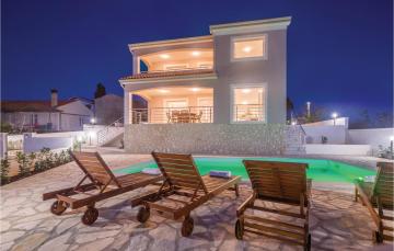 Stunning home in Linardici with 4 Bedrooms, WiFi and Outdoor swimming pool