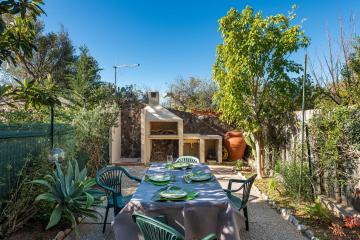 Melani's House Family Apartments
