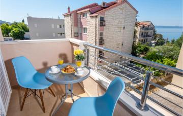 Nice apartment in Podstrana with