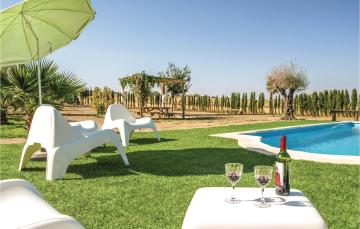 Beautiful home in Villanueva del Duque with 4 Bedrooms, WiFi and Outdoor swimming pool
