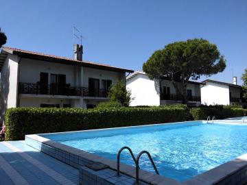 Beautiful Villa for 7 people with swimming pool and private garden by Beahost