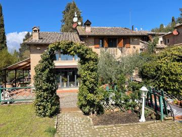 Appartamento con Piscina e Giardino a Siena