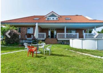 Villa tranquila con piscina y jardín