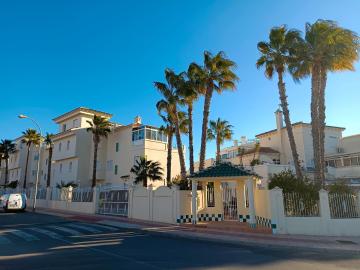 MAISON ENTIERE AVEC PISCINE, WIFI, GRAND SOLARIUM ET TERRAIN ARBORE