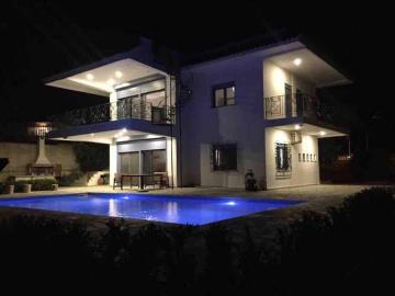 Lovely 4 bedrooms villa in schinias