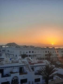 Sun & Surf Loft, near main street and beach, Wifi fiber, winter garden with sea view