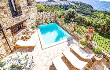 Stunning home in Gaucín with Outdoor swimming pool, WiFi and 3 Bedrooms