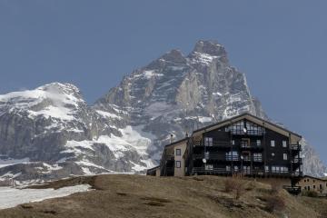 HelloChalet - Ski paradise Apartment - spacious family apartment with big terrace overlooking the slope, Ski-in and Ski-Out, garage