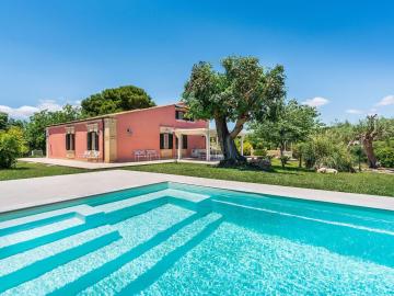 Modern Holiday Home in Fontane Bianche with Terrace