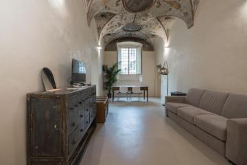 Beautiful Apartment With Frescoes
