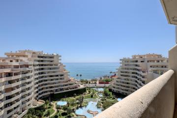 095 - Bright & Comfortable Holiday Apartment With Water Park & Sea Views