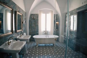 The Duchess's View - NEW! Luxurious Flat in Historical Centre 115 sq m, 3min walk to Cala Porto beach and Private Parking
