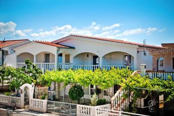 Apartment in Vir with garden furniture