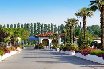Bungalow in Caorle with garden furniture