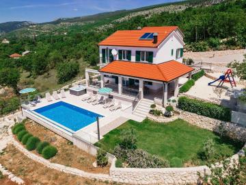Splendid villa with heated pool, beautiful covered terrace with panoramic view