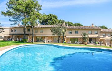 Beautiful home in Pals with Outdoor swimming pool, WiFi and 3 Bedrooms