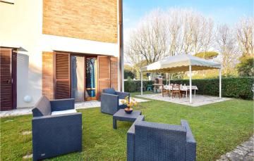 Nice apartment in Lido di Camaiore with 2 Bedrooms and WiFi