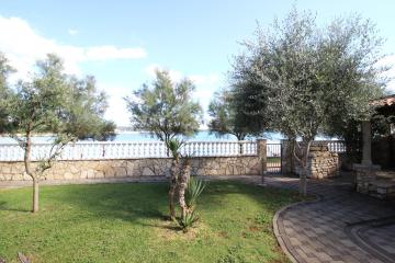 LUCA , APARTMENT IN FRONT OF THE BEACH