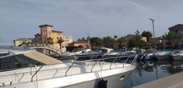 Sur le quai de port fréjus