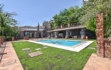 Amazing home in Zafferana Etnea with WiFi, Private swimming pool and 5 Bedrooms