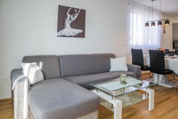 Rose-Mary 2BR apt with balcony and parking