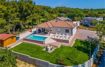 Nice home in Medulin with 3 Bedrooms, WiFi and Heated swimming pool
