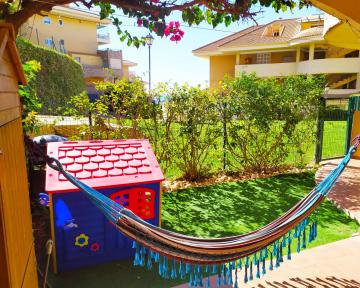 Piso con jardín, piscina y vistas al mar