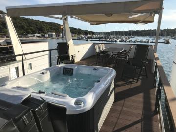 Floating House VARONI