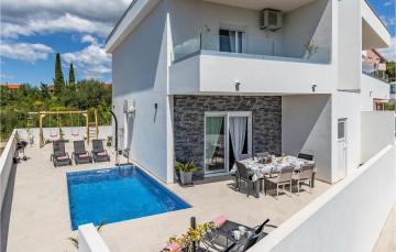 Stunning home in Medulin with 3 Bedrooms, WiFi and Outdoor swimming pool