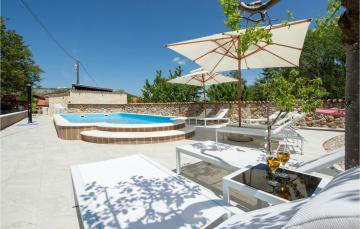 Beautiful home in Vrlika with WiFi, Outdoor swimming pool and Heated swimming pool