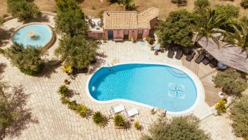 dependance in villa con piscina