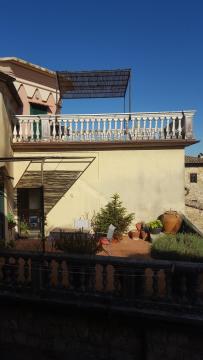 Mansarda con solarium panoramico su centro storico di Sarteano vicino alle famose terme della Val d'Orcia