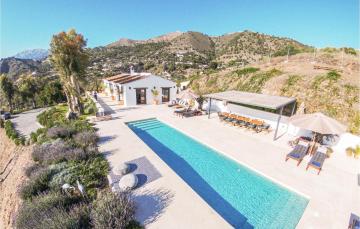 Beautiful Home In Cmpeta With Wifi, Outdoor Swimming Pool And Swimming Pool