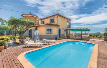 Stunning home in Pineda de Mar with 5 Bedrooms, WiFi and Outdoor swimming pool