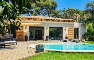 Amazing home in Giens with 3 Bedrooms, WiFi and Outdoor swimming pool