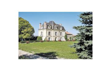 Amazing home in Mouterre-Silly with 3 Bedrooms, WiFi and Private swimming pool