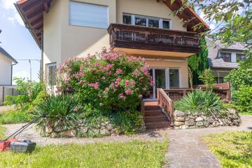 Exquisite Villa with Free Parking - suitable for groups up to 18p