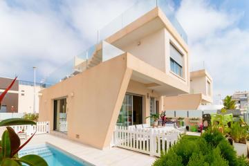 Luxurious villa with children's area (5 min to the sea)
