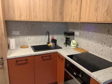 Uroczy apartament z ogródkiem