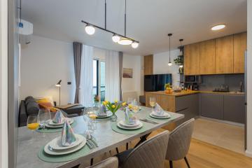 COZY and ELEGANT apartment, 3 premium bedroom with FREE private parking