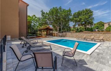 Amazing apartment in Liznjan with Outdoor swimming pool, WiFi and 2 Bedrooms