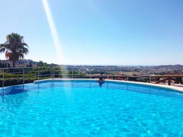 Luxury apartment with sea views in golf area.