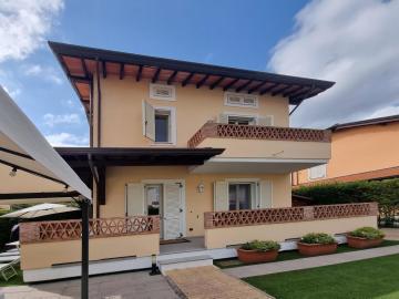 Splendid Villa in Pietrasanta top location in Versilia