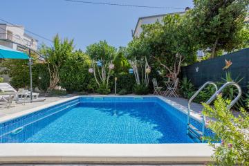 Dalmatian with pool and garden 230m2 for 1-4 people 15 min from the old town of Split