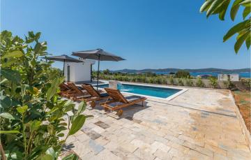 Stunning apartment in Sveti Filip i Jakov with WiFi, Heated swimming pool and 2 Bedrooms