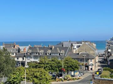 Studio calme avec terrasse vue mer