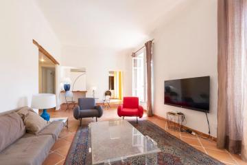 Large spacious 2 BDR apt heart of Antibes 300 meters from beach