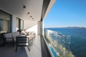 LL luxury penthouse on sea