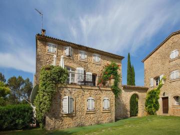Apartment in Provence castle with pool and air conditioning